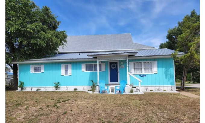 Wilmington Beach Cabaña | Coastal Cottage (5min walk to beach, ample parking, dog-friendly!)
