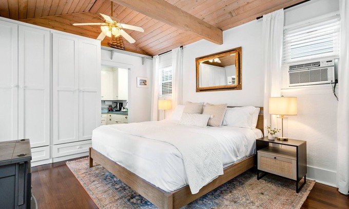 East Beach Cabaña | Coastal cottage with private patio - 2 minute walk to beach