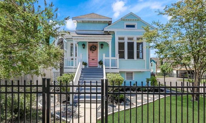 Galveston Cabaña | Coastal Cottage with Kids Clubhouse, hammocks & fire pit only 1 mi. from beach!