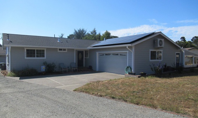 Fort Bragg Casa | Coastal Country Home in Cleone - walking distance to beach, trails and park