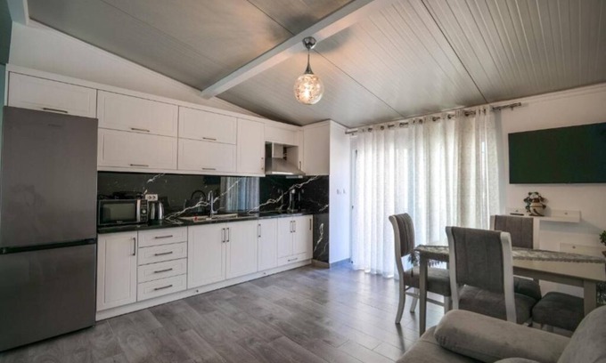 Qender Apartamento | Coastal Dwell - 1 BR Seaside Stay 2'Walk from Beach