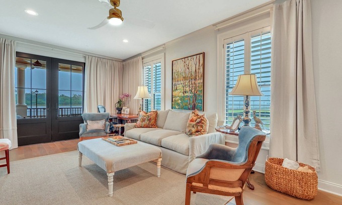 Hitch Village - Fred Wessels Homes Apartamento | Coastal Elegance on Savannah's Riverfront by Lucky Savannah