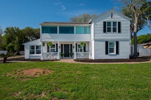 Bay Area Casa | Coastal Elegance Unveiled