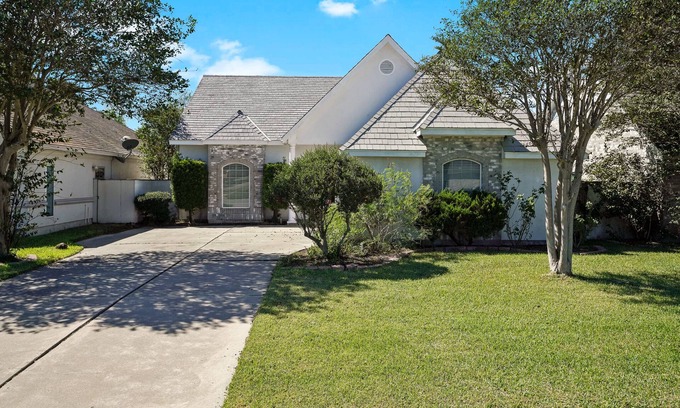 South Side Casa | Coastal Escape + 20min DT + Beach + Pets OK + 5BR