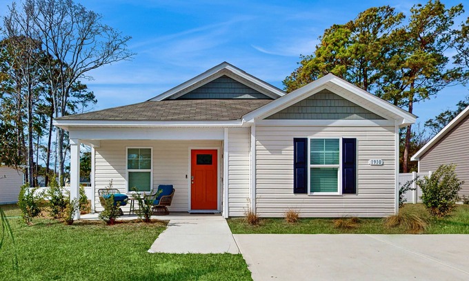 Ocean Isle Beach Casa | Coastal home near golf courses and close to beach attractions - central AC & W/D