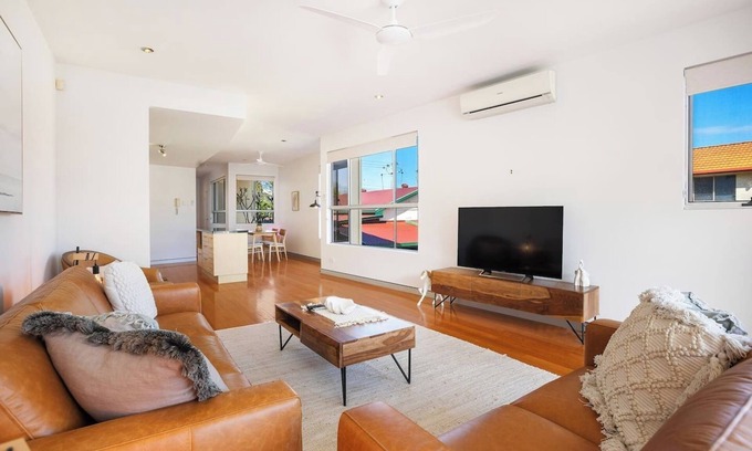 Coolangatta Casa | Coastal Home: Steps to Coolangatta Beach w balcony
