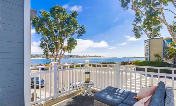 San Diego Casa | Coastal Jetty Getaway! AC, Bikes and more!