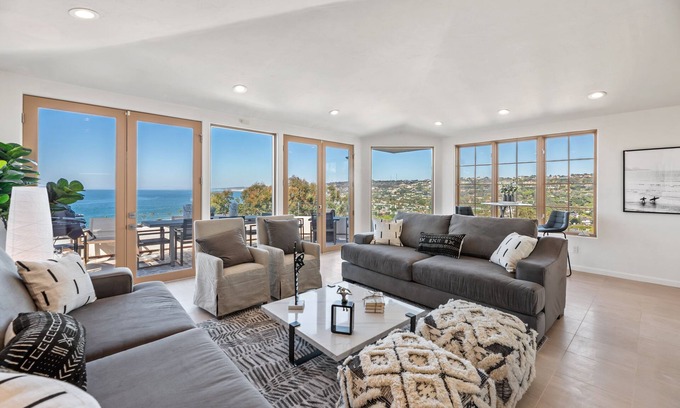 Country Club Casa | Coastal Lookout: 4BR Luxury Home w/ Beautiful Patio & Jet Tub in La Jolla