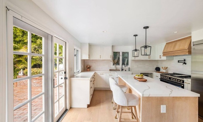 Pacific Palisades Casa | Coastal Luxury Home in Pacific Palisades – Month+