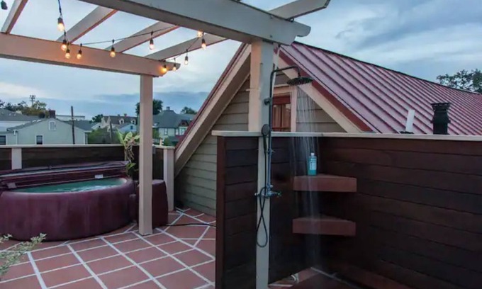 Dixon Park Apartamento | Coastal Modern Terrace Apartment & Rooftop Hot Tub - Near Forsyth