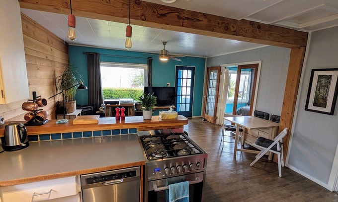 Powell River Casa | Coastal Ocean View Cottage w/ Hot Tub
