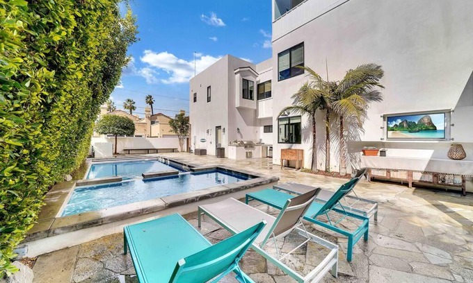 Huntington Beach Casa | Coastal Paradise . Steps to the beach . Pool . Hot Tub