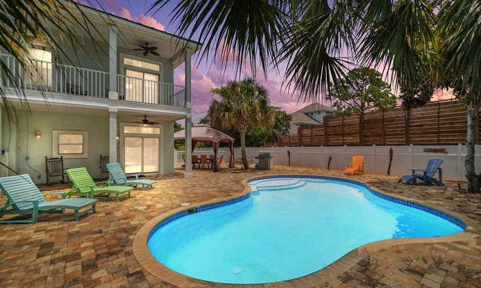 White's Gulfview Casa | Coastal Retreat w/Private Pool + Firepit | 3-Min Walk to Beach Access | 4 Bikes