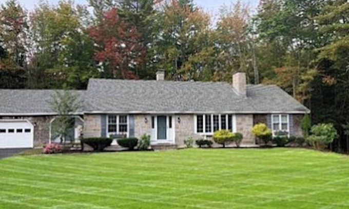 Kennebunk Casa | Coastal Retreat-Indoor Saltwater Pool, Hot Tub & Sauna 1 mile from Mothers Beach