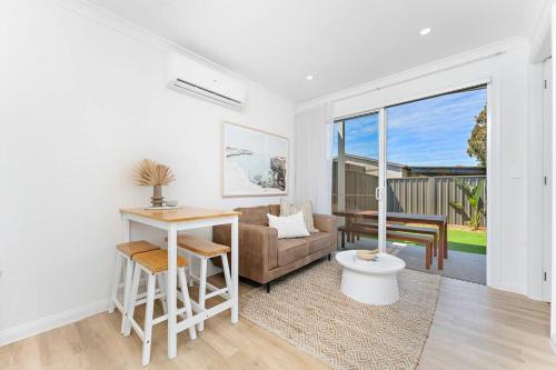 Corrimal Casa | Coastal retreat near shops & beach