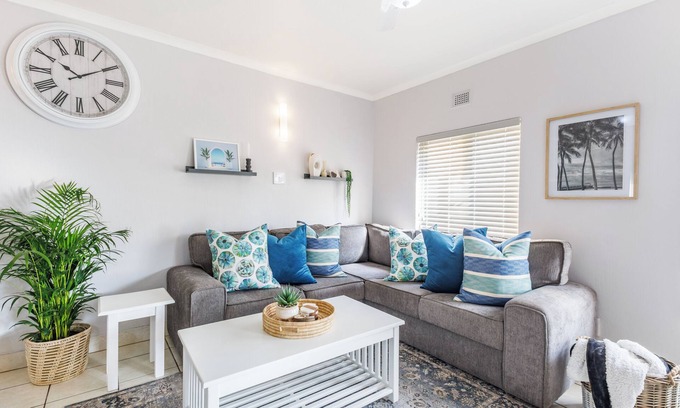 Shaka's Rock Apartamento | Coastal Retreat: 2-Bed Chalet with Balcony and BBQ