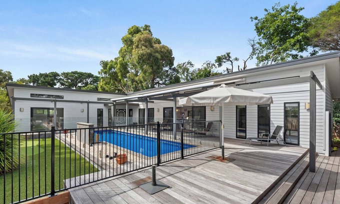 Wallington Casa | Coastal Rural Retreat with luxury swimming pool, golf putting green,pet friendly