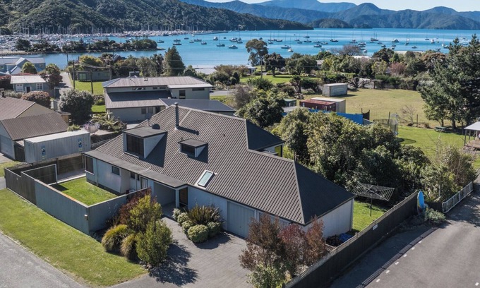 Waikawa Bay Casa | Coastal Sound - Waikawa Holiday Home