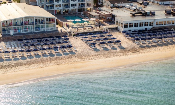 Silver Beach Hotel | Coastal-Style Retreat! 3 Spacious Units Near Woods Hole Aquarium! Parking, Pool!