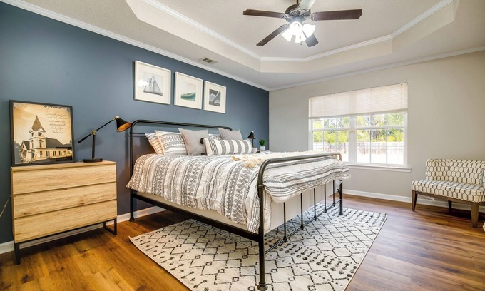 Hinesville Casa | Coastal theme getaway Relaxing, Patio Arcade
