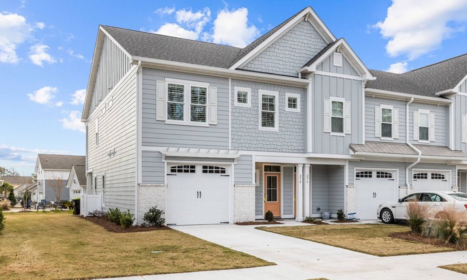 Morehead City Casa | Coastal townhome with outdoor living, central AC, washer/dryer, & pool access