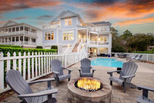 Folly Field Casa | Cobalt Coast by AvantStay 7BDR Steps from Beach