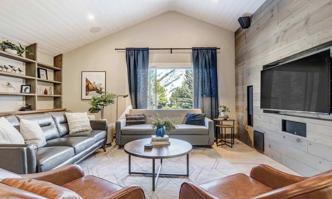 Cascade-Chipita Park Casa | Cobalt Peak! Scenic Retreat w/ Sauna & Firepit