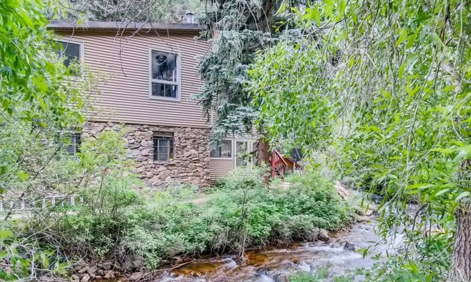 Idaho Springs Condominio | Cobblestone: Relax and Play Creekside Studio Condo