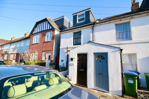 Seaford Casa | Cockle Cottage, An artists haven, Charming Cottage By Air Premier