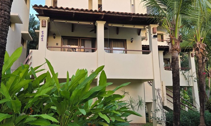 Coco Sunset Hills Condominio | Coco Beach, Las Palmas, Guanacaste. Cozy 2-bedroom condo. Pet friendly.