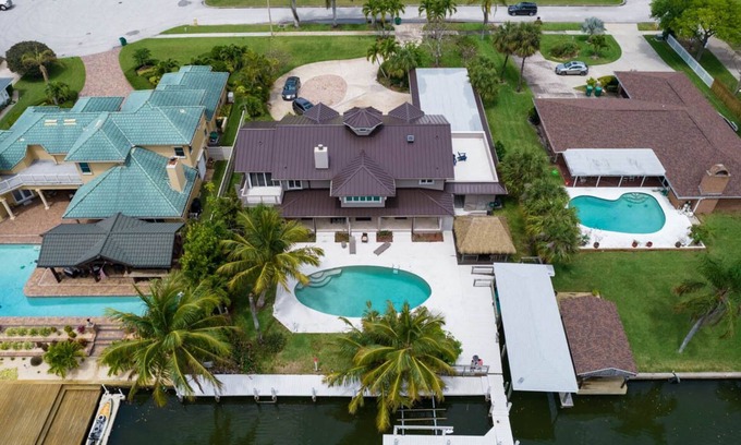 Cocoa Isles Casa | Coco Sands Riverfront Pool Home w/5 Bedrms - 3 min to the beach