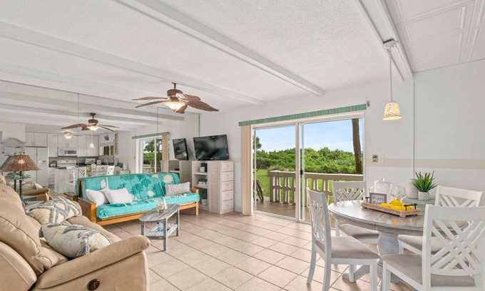 Cocoa Beach Condominio | Cocoa Beach Direct Oceanfront Condo - just a few steps to the beach!
