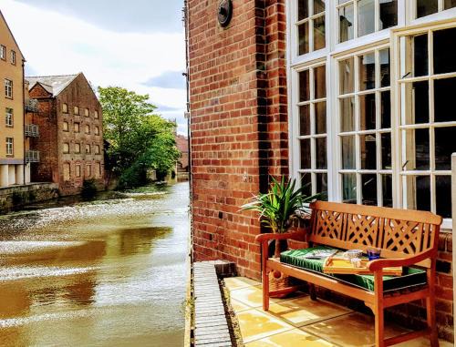 York Apartamento | Cocoa Lily - River fronted studio with secure parking