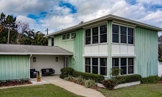 Cocoa Casa | Cocoa Riverside Getaway - King Master Suite & Pool