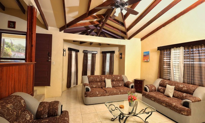San Ignacio Casa | San Ignacio Belice, hogar acogedor en la calle 18