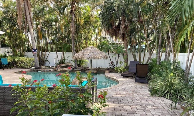 Holmes Beach Condominio | Coconut Breeze 2/2 Condo with Private Heated Pool, 2 Blocks from Beach.