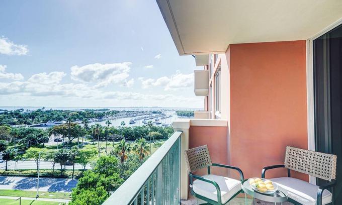 Coconut Grove Condominio | Coconut Grove Beauty! 1/1 Bayview Condo w/ Free Parking