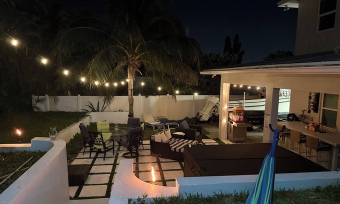 Lake Worth Corridor Complejo | Coconut Trail Resort-Family-Friendly Bamboo retreat w/pool, hot tub outdoor bar