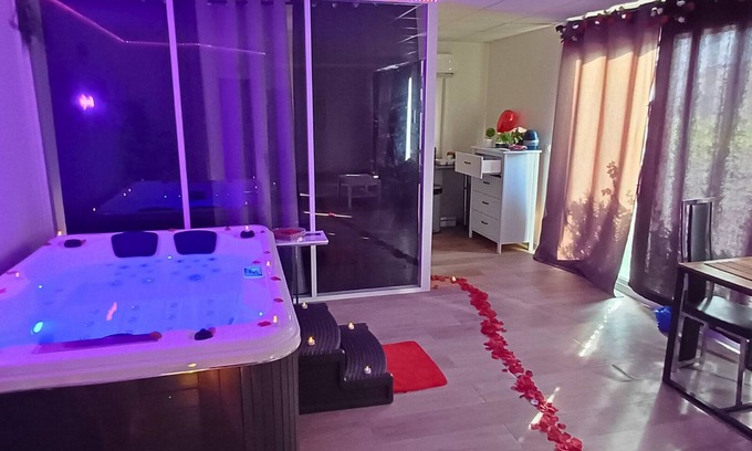 Fontaine-Bayonne-Cartoucherie Apartamento | CocoonSpa Love Room Private Jacuzzi