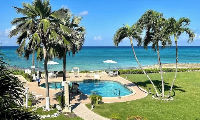 Seven Mile Beach Condominio | Excelentes vistas, excelente snorkeling en este moderno 2 BR -Cocoplum # 8 por Cayman Vacation