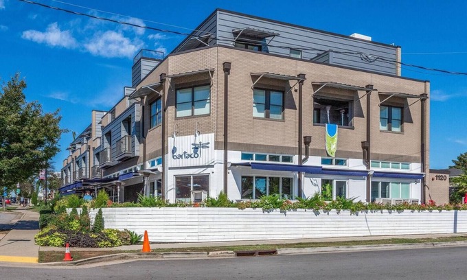 12 South Apartamento | Coffee Shops, Restaurants, Bars, Salons and Boutiques, just steps away.