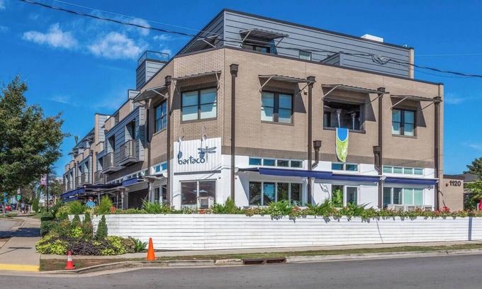 12 South Apartamento | Coffee Shops, Restaurants, Bars, Salons and Boutiques, just steps away.