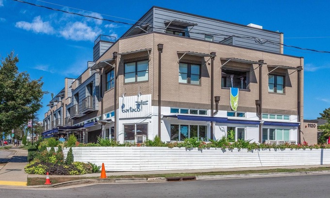12 South Apartamento | Coffee Shops, Restaurants, Bars, Salons and Boutiques, just steps away.