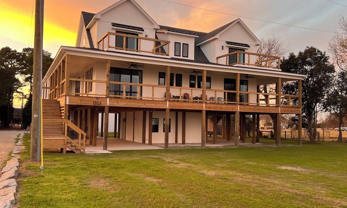 Coinjock Casa | Coinjock guesthouse w/elevator, full kitchen, W/D and beautiful waterfront views