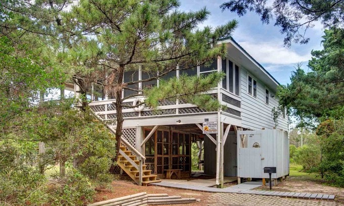 Ocracoke Apartamento | Cole Bin: Located on a quiet street in Ocracoke