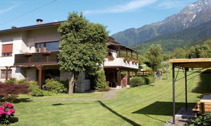 Colico Apartamento | Colico: villatrecariole x 4 adultos + 1 bebé con vista a la piscina y al lago