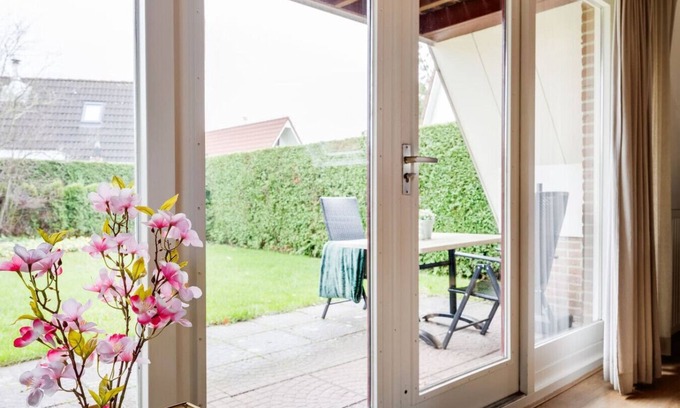 Zwiggelte Casa | Collared Redstart | Bungalow with fine green garden
