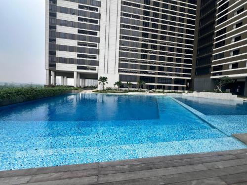 Pinang Apartamento | Collins Boulevard Apartemen Serpong U2827A