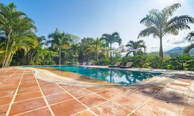 Anapoima Villa | Escapada colombiana de ensueño con pista de tenis, piscina, vistas y mucho mas..