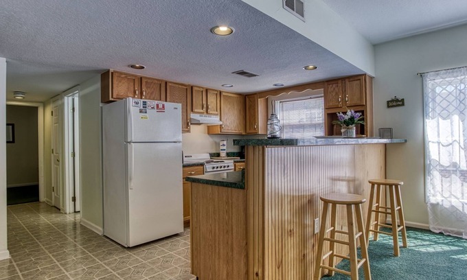 Pigeon Forge Condominio | Colonial Crest 110 - Great Location! - You Can Walk To Town! 2 Bedroom Condo by RedAwning